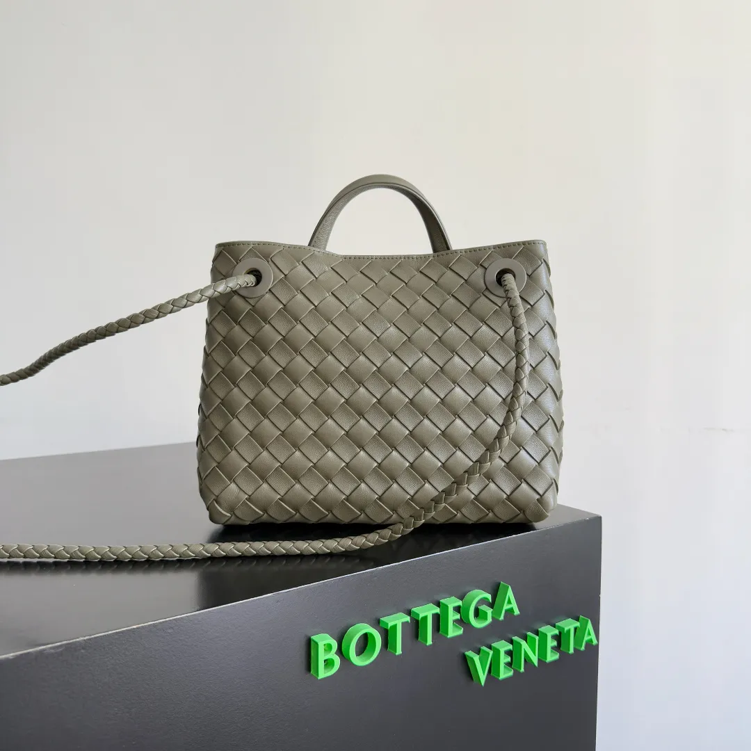 The 2023 new Andiamo batch 1860BV is shipped‼ ️Really popular🔥The new Andiamo woven handbag launched by Bottega Veneta this season is really popular all over the world! ! Celebrities at home and abroad have worn it, and Oscar-winning actress Michelle Yeoh has taken it out on the street. Song Jia, Trai Yara, Yu Feihong, Sanji Ayaka, Rosie Hunting-Whiteley, Yoshioka Riho, etc. have all picked up this bag. It is classic and versatile, showing off its temperament, and the bag capacity is also large, which is very convenient for daily commuting! ! A variety of carrying methods, the shoulder straps can be adjusted by yourself, the original lambskin feels soft and delicate, and the unisex style breaks gender boundaries and brings a more practical and longer-lasting use experience. Andiamo, which has both elegant and casual styles, perfectly interprets the true appearance of "fashionable old money style". Style number: 743568 Size: 25*22*10.5cm